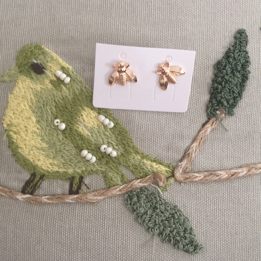 🧜🏻‍♀️ 🐝 stud earrings - Picture 2 of 2